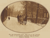 872432 Afbeelding van een arreslee voortgetrokken door twee paarden over de besneeuwde Nieuwegracht te Utrecht.